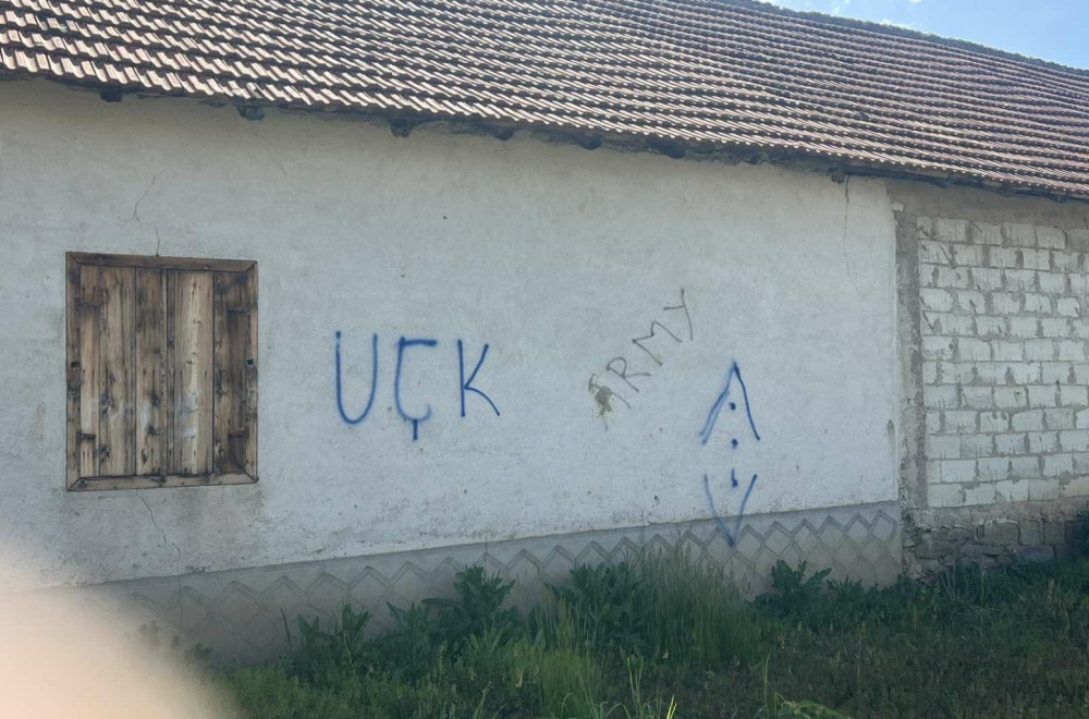 Grafiti koji veličaju "UČK" ispisani na kući srpske porodice u Vitini FOTO