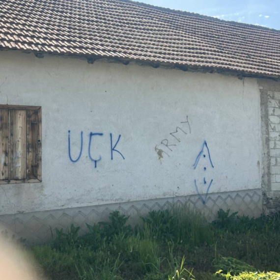 Grafiti koji veličaju "UČK" ispisani na kući srpske porodice u Vitini FOTO