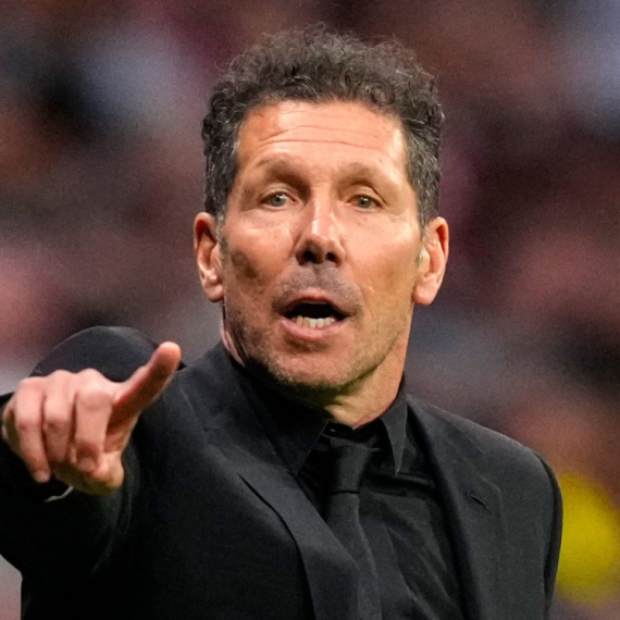 Vajt zgazio grb Atletika – tata i sin Simeone "poludeli" VIDEO