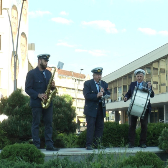 Najlepše buđenje ovog jutra imali su Čačani: Prvomajska budilica tradicionalno odjeknula za 1. maj  FOTO/VIDEO