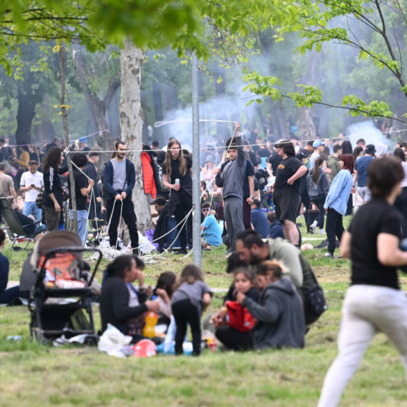 Puna izletišta, takmičenje u roštiljanju i kupanje u najčistijoj reci: Proslavljen 1. maj širom Srbije VIDEO