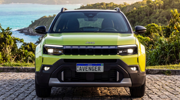 Jeep Avenger dobio novo lice: Osvetljena maska i moderniji izgled za mali SUV FOTO