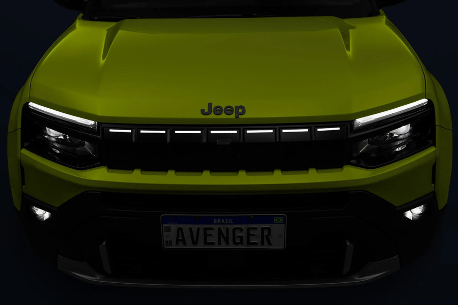 Jeep Avenger dobio novo lice: Osvetljena maska i moderniji izgled za mali SUV FOTO