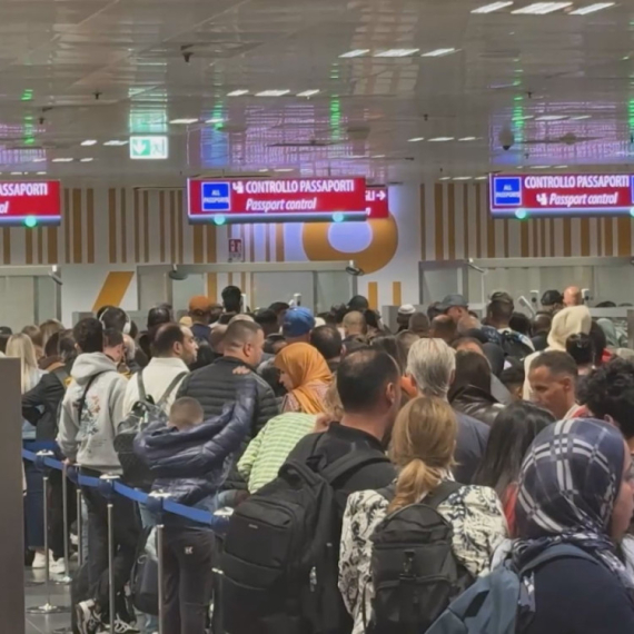 Srbi satima zarobljeni na aerodromu: Odvojeni u poseban gejt FOTO