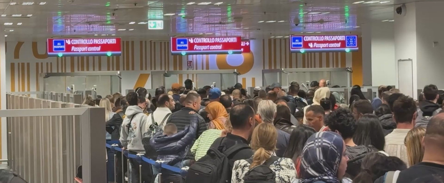 Srbi satima zarobljeni na aerodromu: Odvojeni u poseban gejt FOTO
