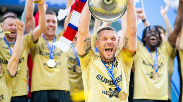Bajka Gornjika posle 54 godine – Podolski digao trofej pred 58.000 ljudi VIDEO