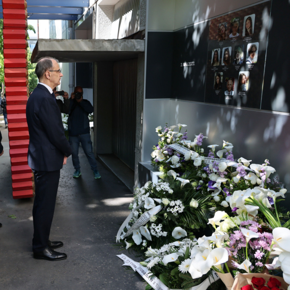 Premijer Macut sa ministrima odao poštu stradalima u "Ribnikaru"