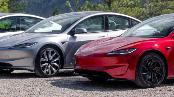 Teslin autopilot prešao 10 milijardi milja, ali vozač i dalje mora da drži ruke na volanu