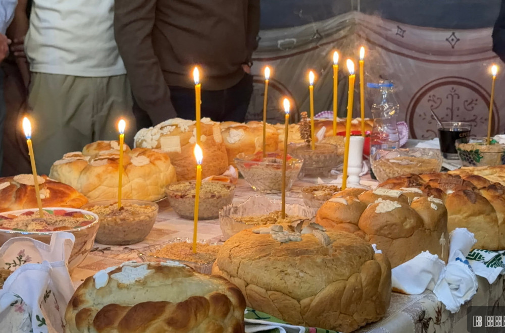 Svečano jutro na Ljubić brdu kod Čačka: Veliki broj vernika došao na liturgiju i sečenje slavskog kolača