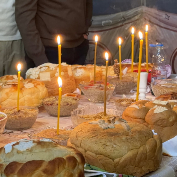 Svečano jutro na Ljubić brdu kod Čačka: Veliki broj vernika došao na liturgiju i sečenje slavskog kolača