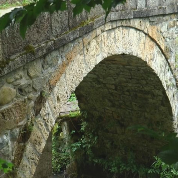 Prizor kao iz bajke: Podno Golije smestio se stari kameni most izgrađen pre nekoliko vekova FOTO