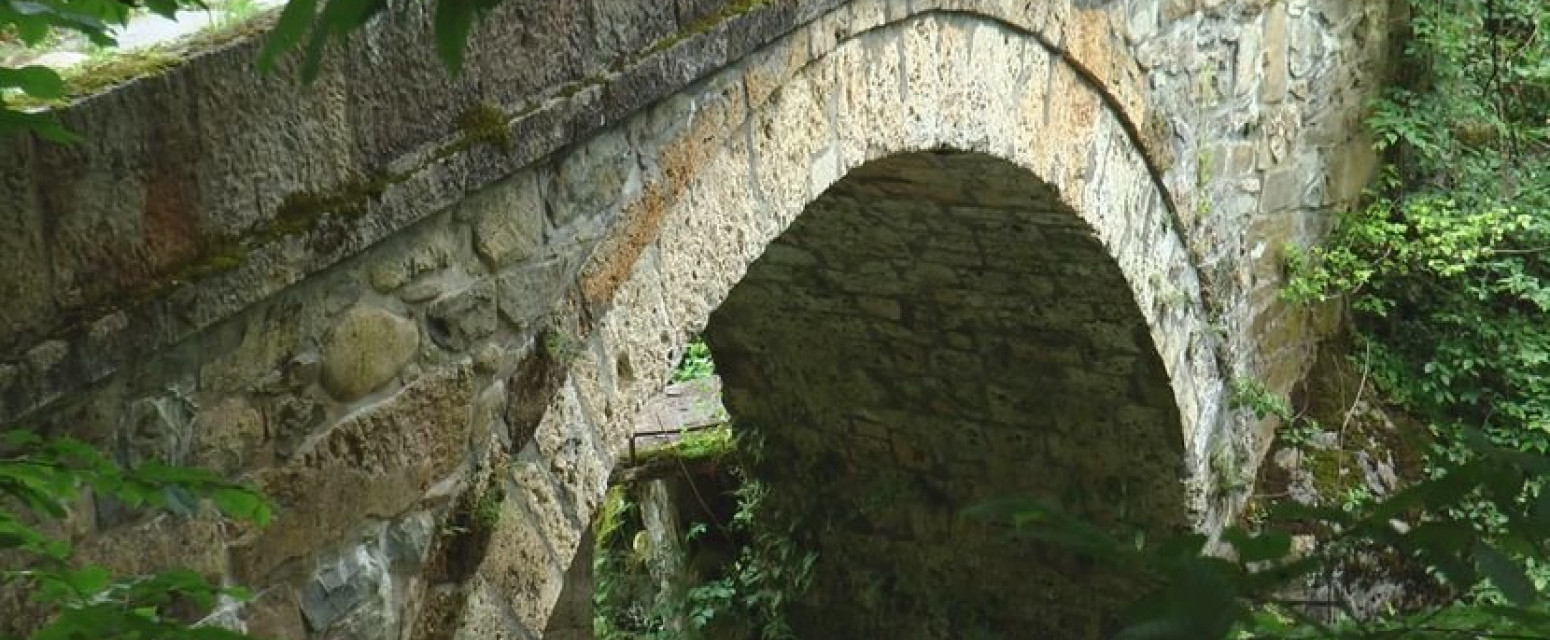 Prizor kao iz bajke: Podno Golije smestio se stari kameni most izgrađen pre nekoliko vekova FOTO