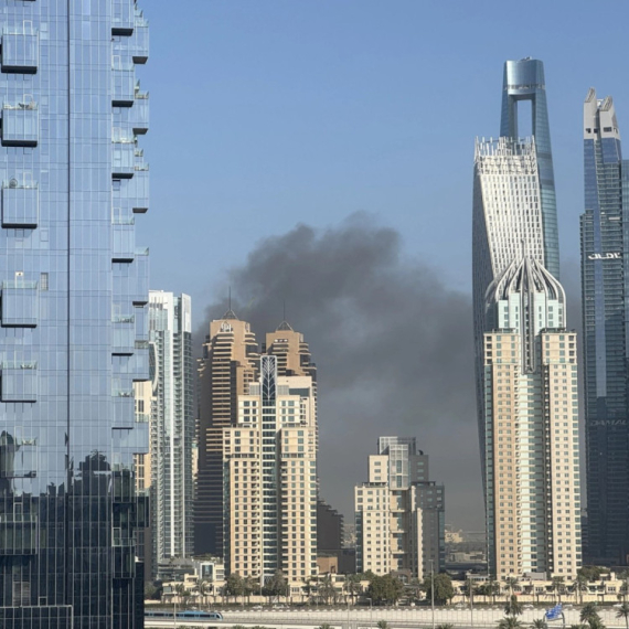 Besni požar u Dubaiju; Buktinja guta zgradu VIDEO