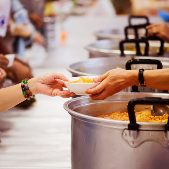 Narodna kuhinja u Subotici ponovo radi: Topli obroci na 18 punktova, obezbeđeni i paketi hrane