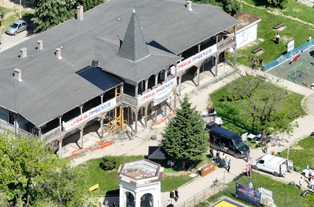 Potvrda da ne žele dobro Srbiji; Blokaderi pozivaju na protest zbog banera "Srbija pobeđuje" u Kragujevcu
