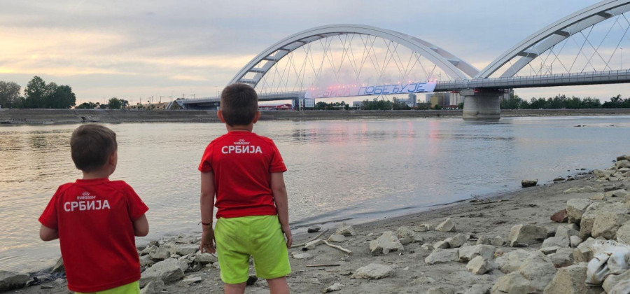 Predivna slika iz Novog Sada: Veliki natpis Srbija pobeđuje na Žeželjevom mostu FOTO/VIDEO