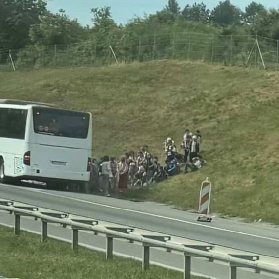 Vozači, oprez: Autobus pun dece ostao u kvaru kod isključenja za Bešku FOTO