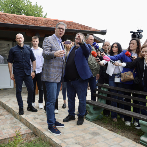 Vučić: "MOL će morati da drži otvorenom rafineriju u Pančevu ako hoće da kupi NIS"