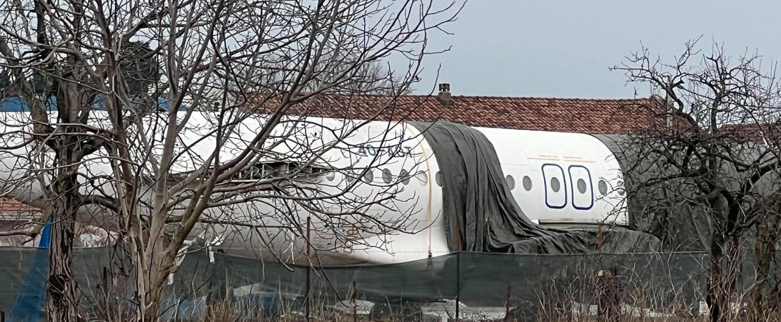 Nasred livade u Podgorici parkiran avion - kupio ga uspešan biznismen, a evo šta planira sa njim