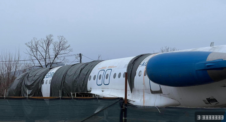 Nasred livade u Podgorici parkiran avion - kupio ga uspešan biznismen, a evo šta planira sa njim