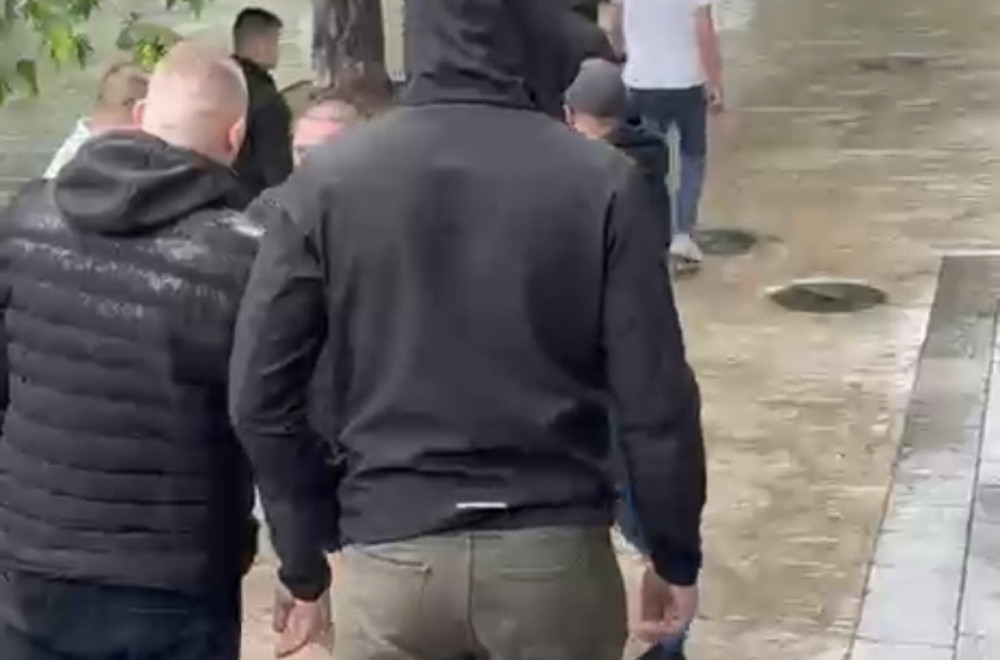 Jezivo nasilje blokadera u Lazarevcu: Blokader nasrnuo na građane koji podržavaju SNS VIDEO