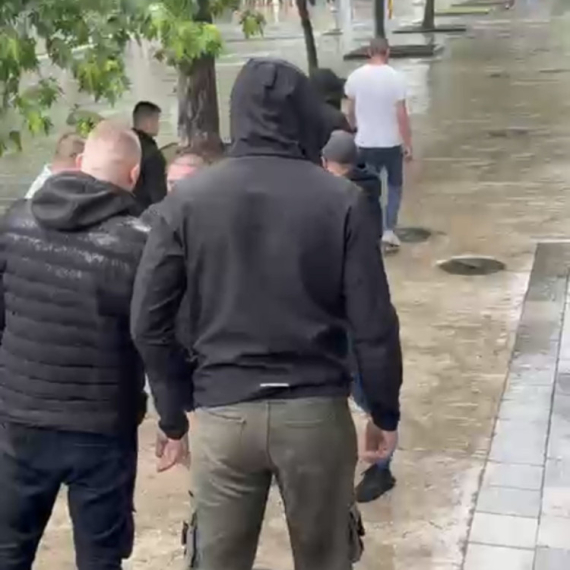 Jezivo nasilje blokadera u Lazarevcu: Blokader nasrnuo na građane koji podržavaju SNS VIDEO