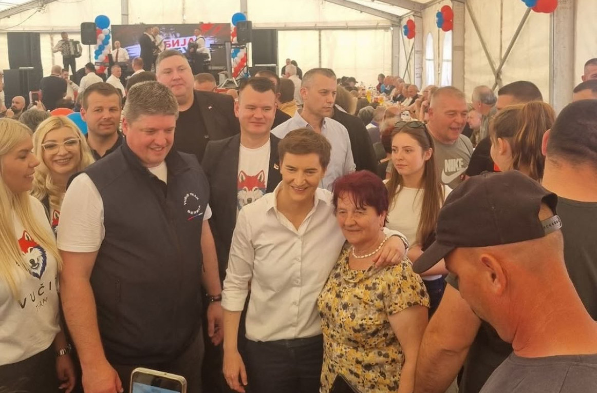 Brnabić u poseti Drenovcu: "Zahvaljujući ovim divnim ljudima Srbija je pobedila" FOTO