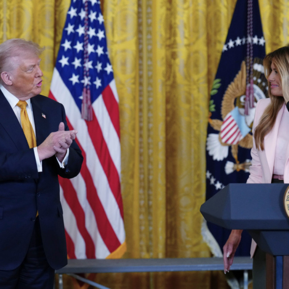 Melanija hvalila Trampa, a onda je izgovorila jednu reč: Svi su prasnuli u smeh FOTO/VIDEO