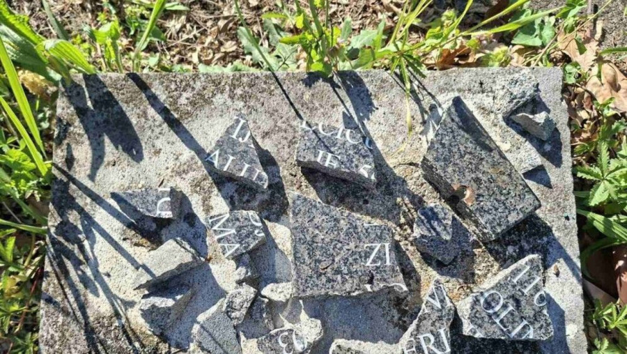 Sramno: Ponovo uništena spomen-ploča žrtvama fašizma u Sloboštini; Policija traži počinioce FOTO