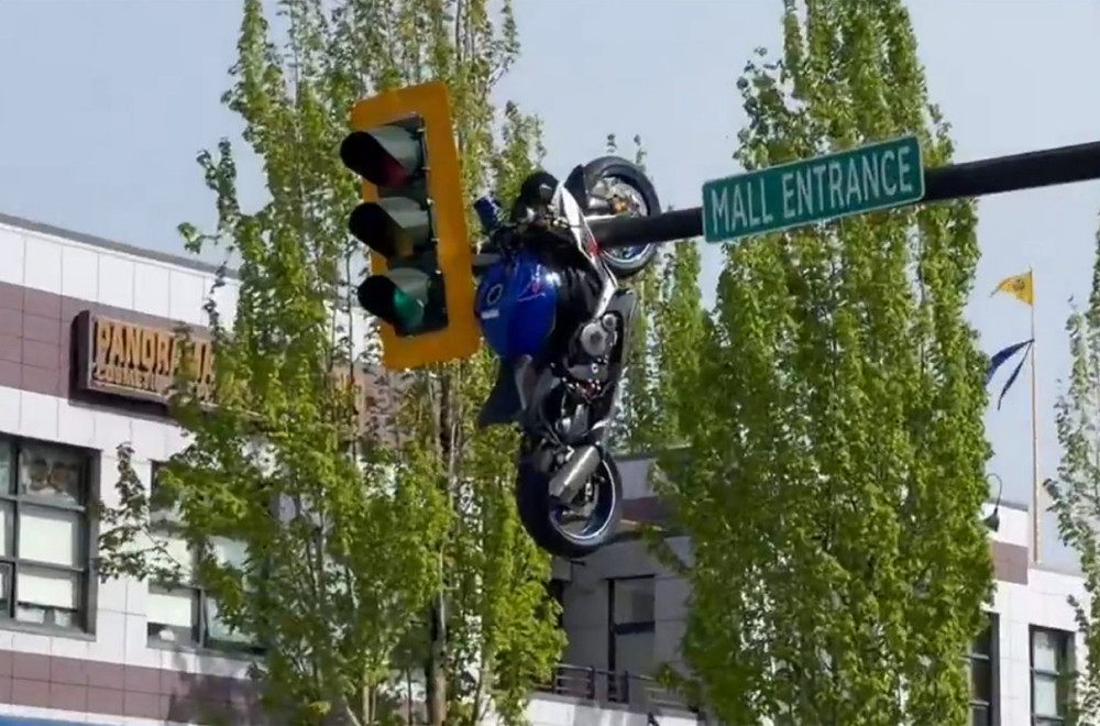 "Leteći" Suzuki: Motocikl nakon sudara završio na semaforu iznad puta VIDEO