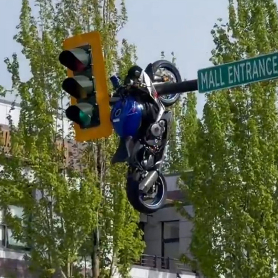 "Leteći" Suzuki: Motocikl nakon sudara završio na semaforu iznad puta VIDEO