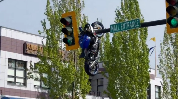 "Leteći" Suzuki: Motocikl nakon sudara završio na semaforu iznad puta VIDEO