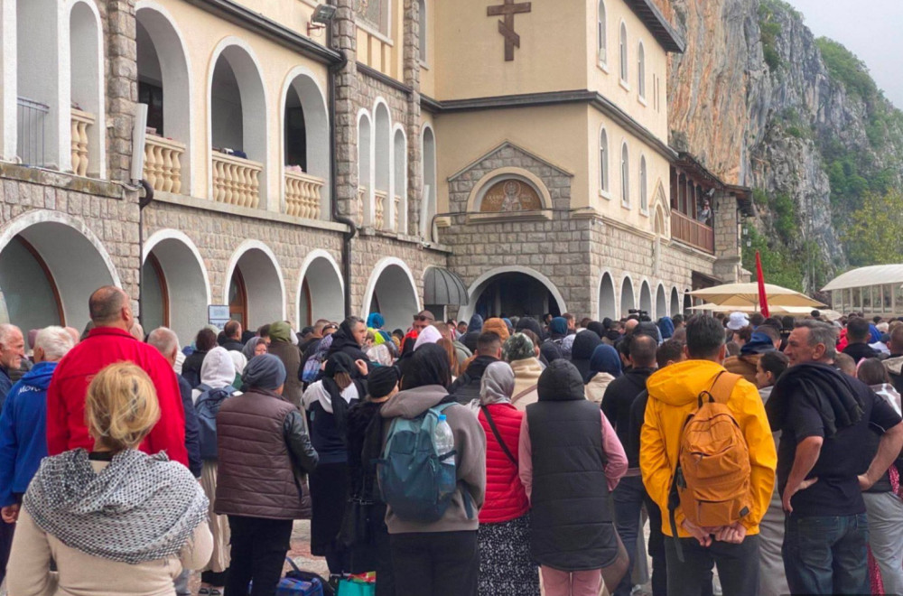 Nestvarne slike ispod Ostroške stene: Hiljade vernika kod manastira Svetog Vasilija