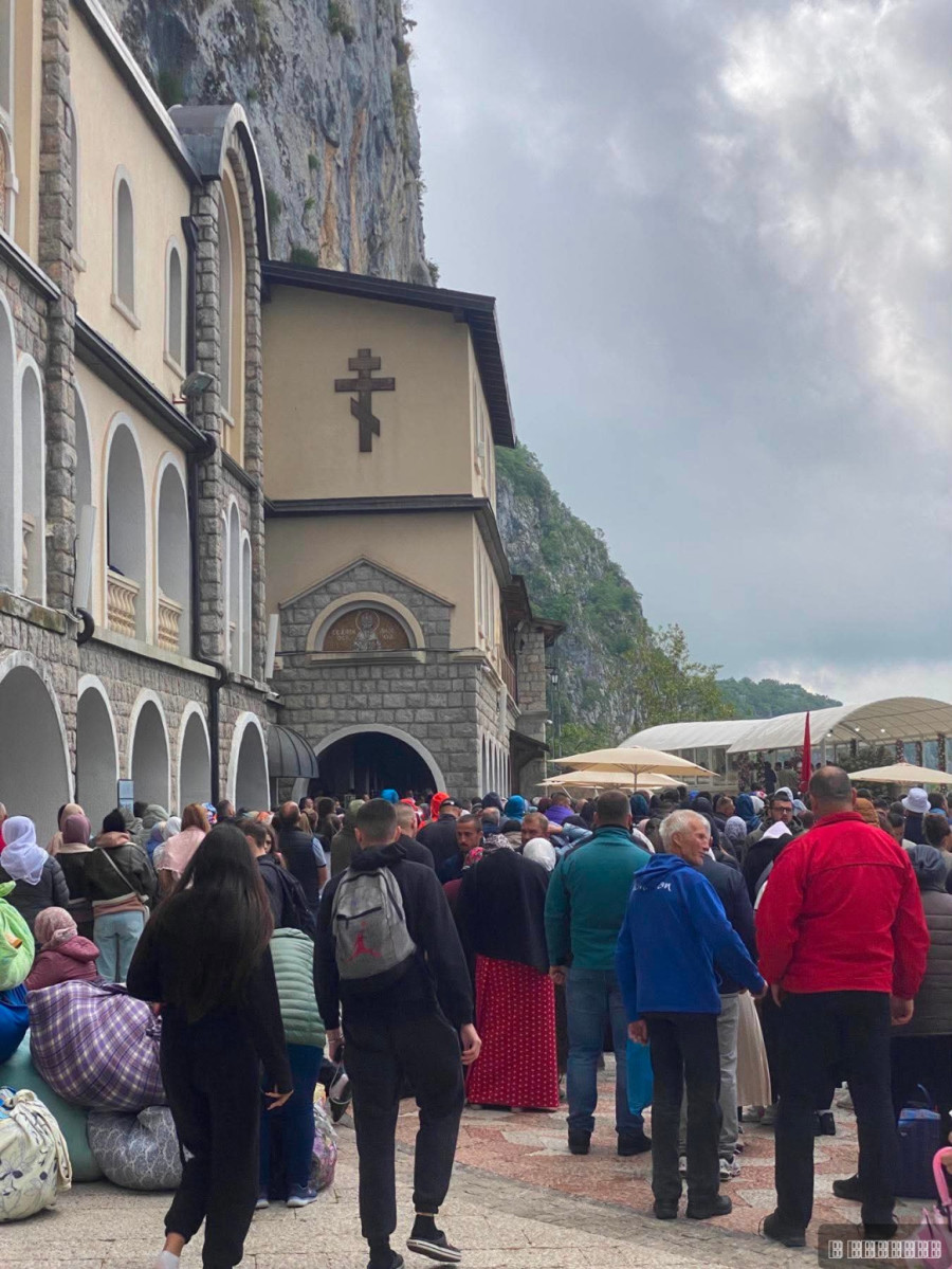 Nestvarne slike ispod Ostroške stene: Hiljade vernika kod manastira Svetog Vasilija