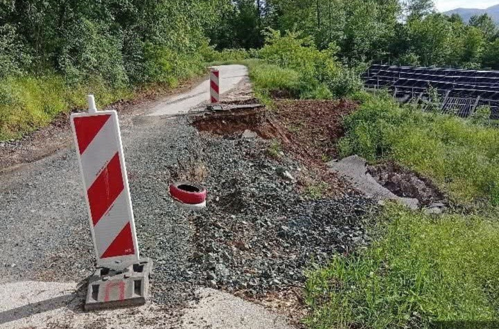 Pokrenuto užasno klizište na loklanom putu kod Čačka, meštani u strahu za bezbednost