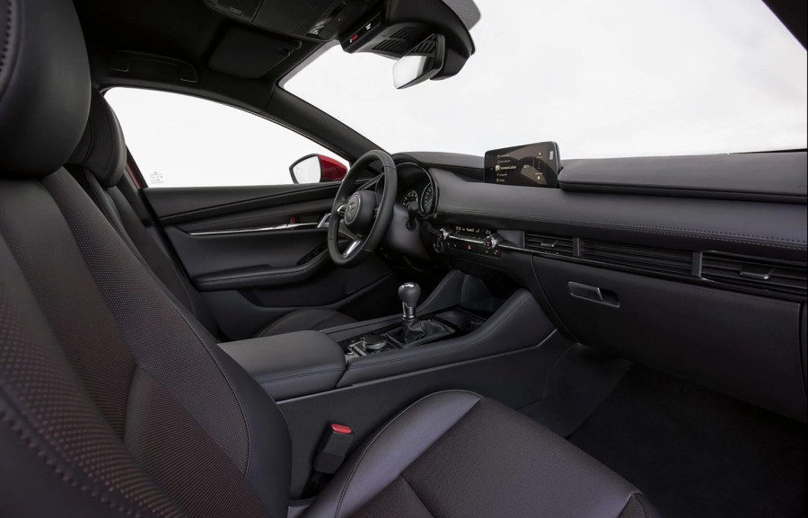 Mazda tiho unapredila trojku: Nove tehnologije stižu bez velikih promena dizajna FOTO