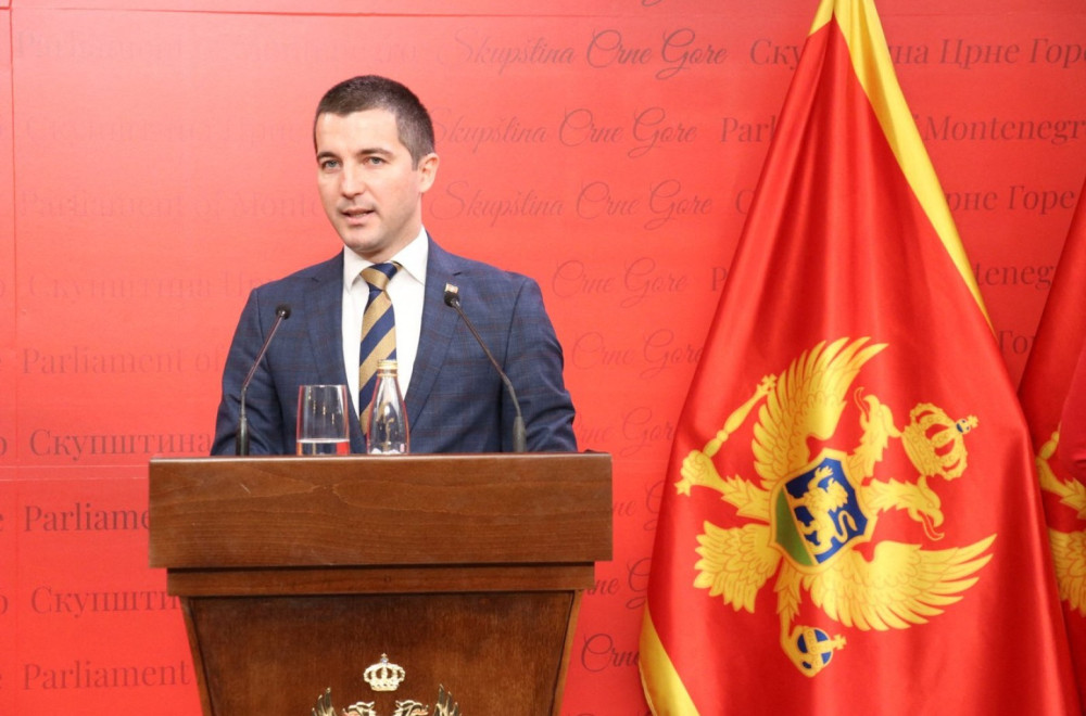 Demokrate i srpsko pitanje: Kad trebaju glasovi sete se Amfilohija, a kad se pomene KiM napuštaju glasanje