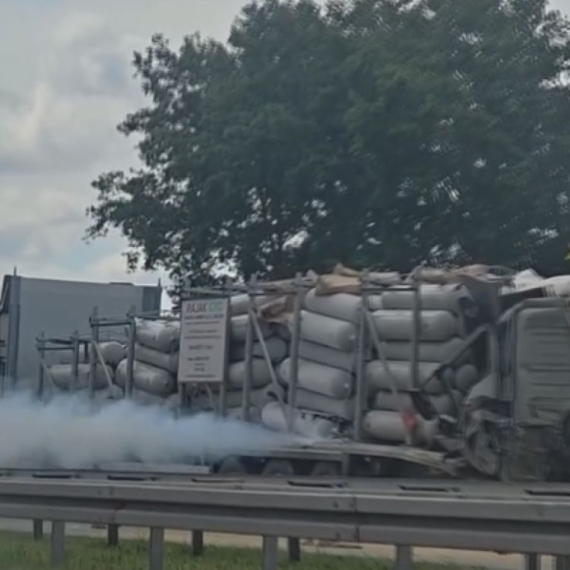 Težak udes kod Stare Pazove; Umro vozač kamiona