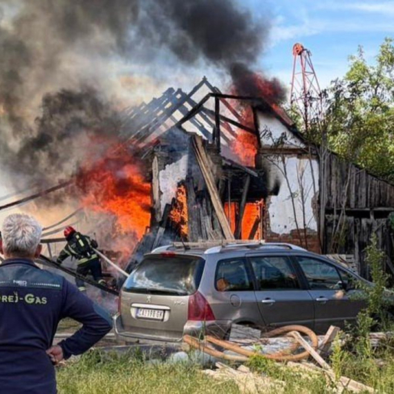 Vatrena stihija: Gori pomoćni objekat u Gornjoj Gorevnici; Meštani pomažu u gašenju vatre