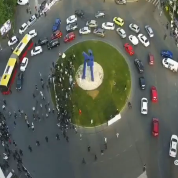 Šaka blokadera na Bogosloviji: Zaustavili saobraćaj, maltretirali građane, uništavali travnjak VIDEO