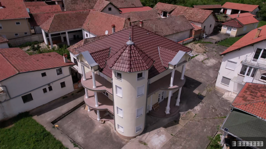 Fasade u zlatu i mermeru, po pet kupatila i 10 spavaćih soba: Ovako se gastarbajteri odmaraju u Sbiji FOTO