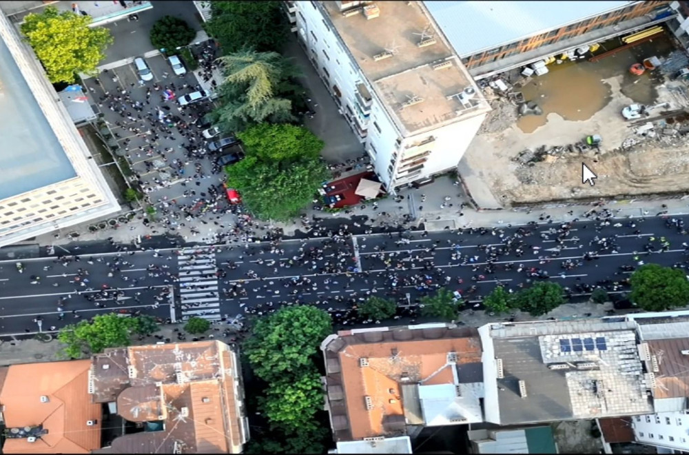 Blokaderi ponovo doživeli debakl; U alkoholisanom stanju prave haos ispred RTS FOTO/VIDEO