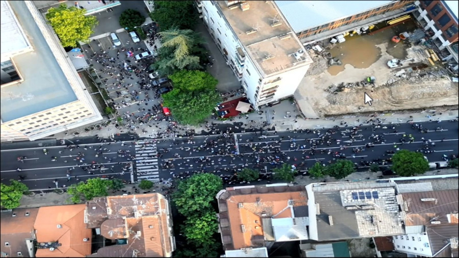Blokaderi ponovo doživeli debakl; U alkoholisanom stanju prave haos ispred RTS FOTO/VIDEO