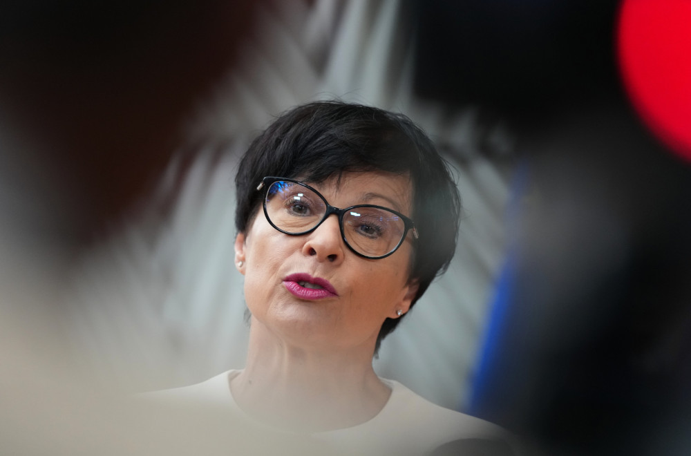 Marta Kos u Prištini; Upućen niz "packi" Kurtiju