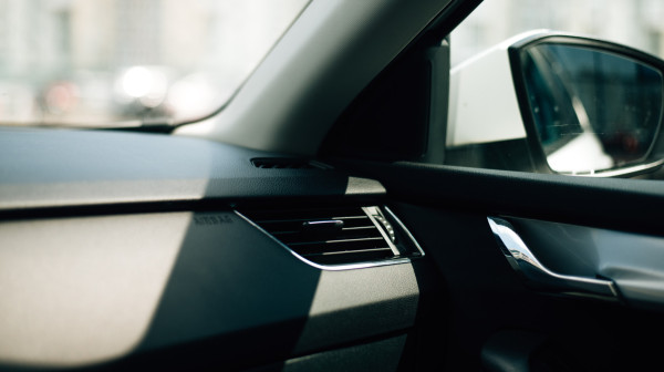 Miris novog automobila mnogima prija, ali stručnjaci upozoravaju da može da bude štetan