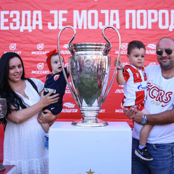 Zvezda nagrađuje učlanjene porodice dresom na proslavi titule