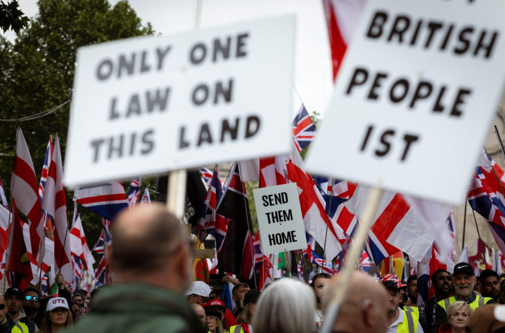 London na ivici; Hiljade ljudi na ulicama; Starmer poručuje: "Vodi se borba za dušu zemlje" FOTO
