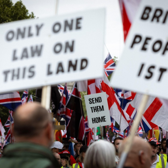 London na ivici; Hiljade ljudi na ulicama; Starmer poručuje: "Vodi se borba za dušu zemlje" FOTO