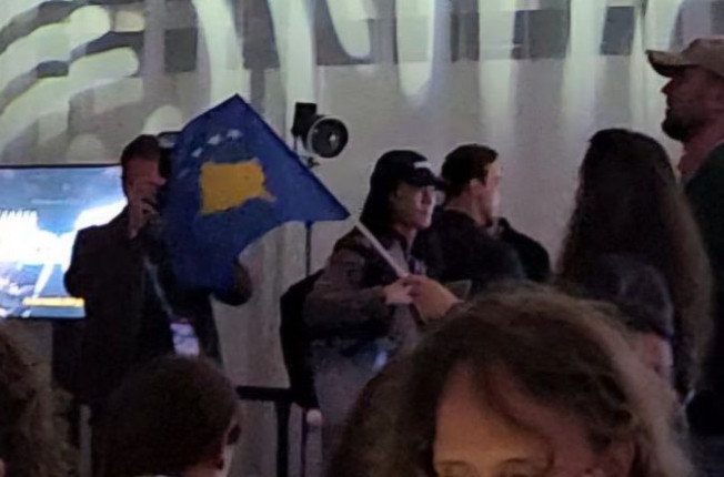 Sraman potez Albanaca: U medija centru mahali zastavom tzv. Kosova tokom nastupa VIDEO