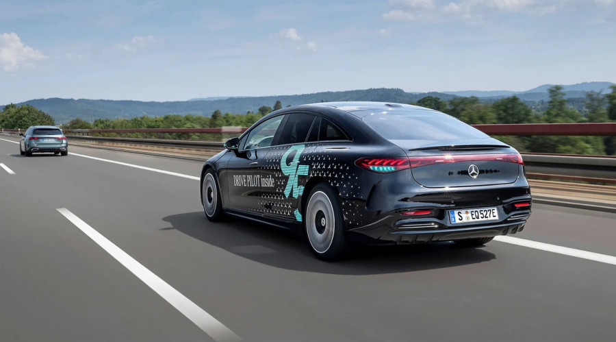 Nova signalizacija na automobilima menja pravila vožnje: Evo šta znači tirkizno svetlo